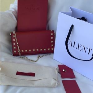 💯 % AUTHENTIC ROCKSTUD CHAIN WALLET Valentino ❤️